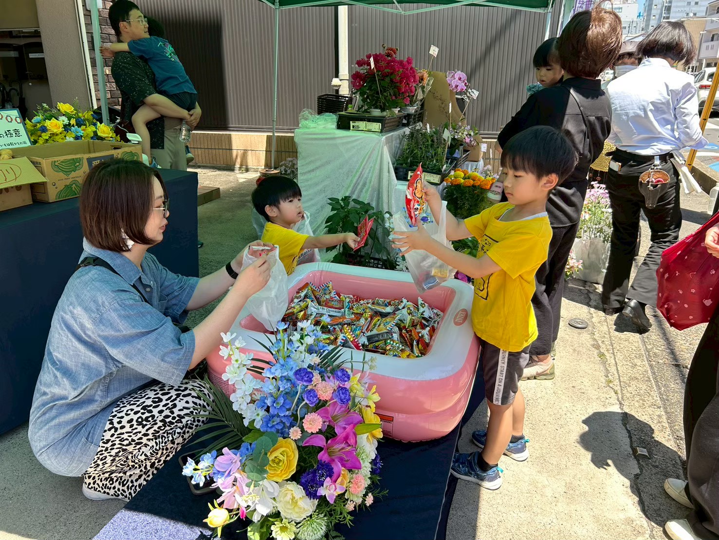 過去の人形供養祭でお菓子の詰め放題を楽しんでいる様子