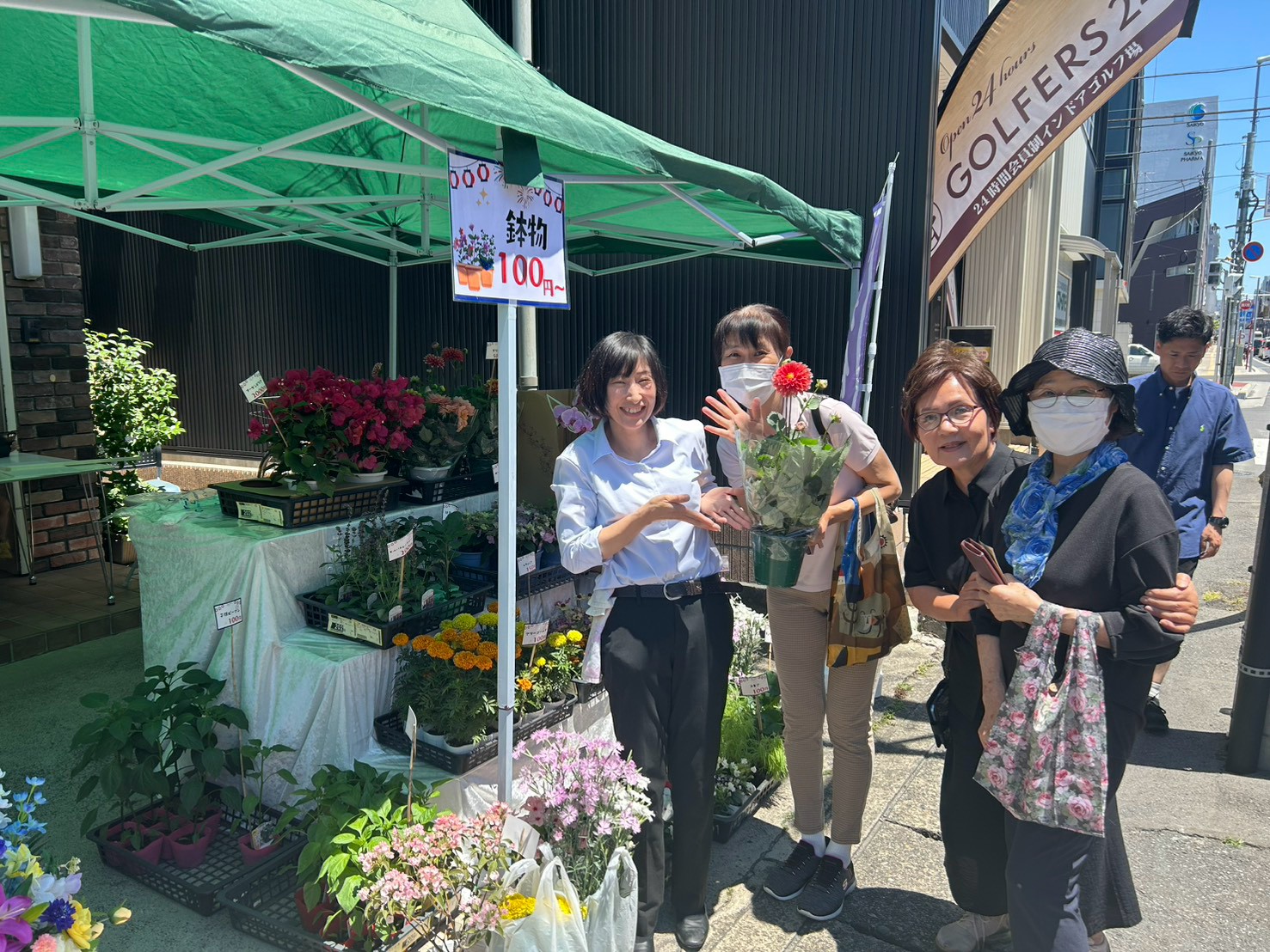 過去の人形供養祭で行われた鉢物や花の直売会